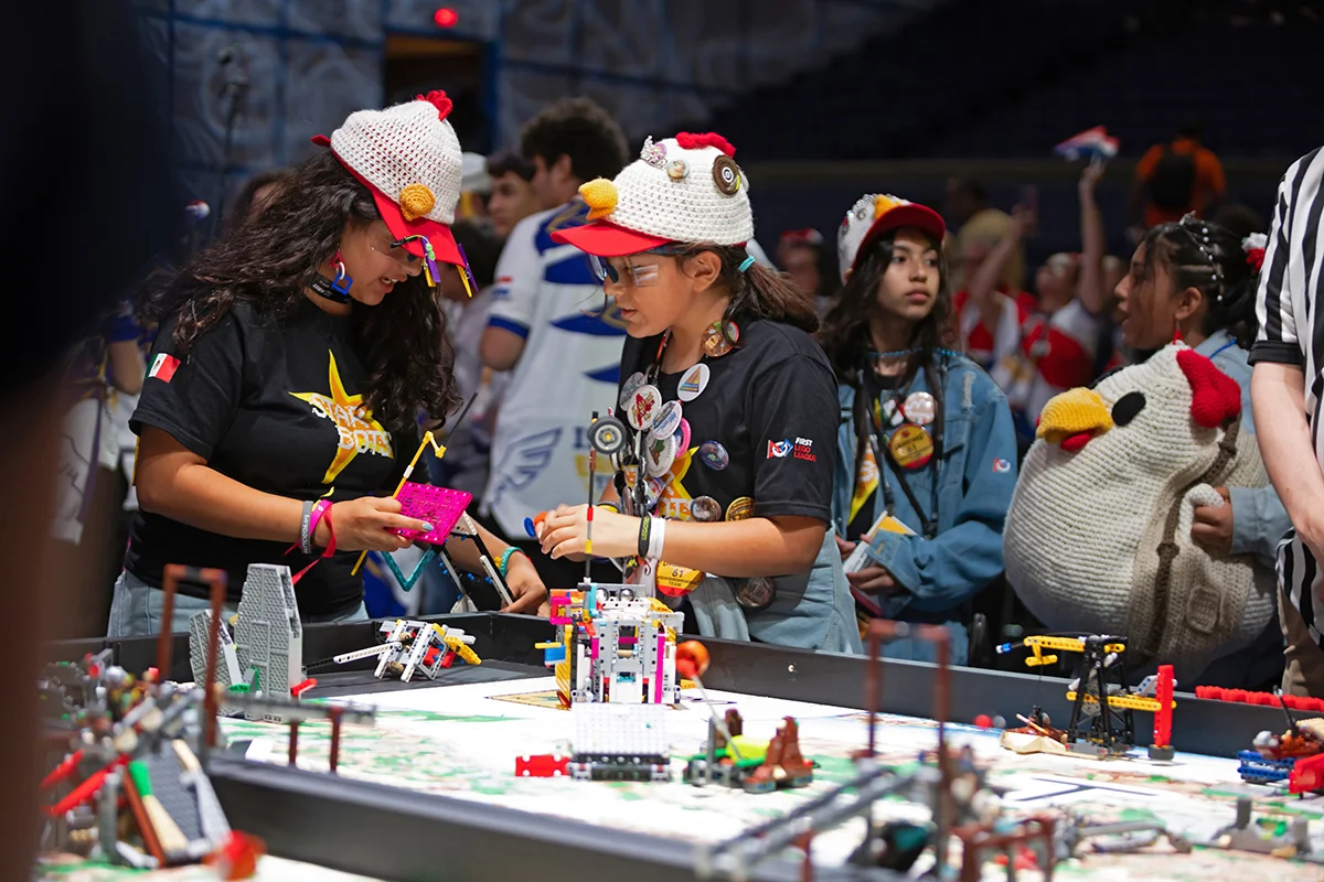 Jongeren werken samen met LEGO-robots tijdens FIRST LEGO League